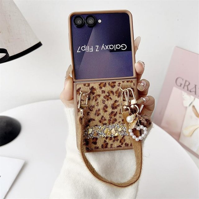 Handyhülle mit Leopardenmuster und Plüsch-Handgelenkschlaufe für Samsung Z Flip6, Z Flip5 und Z Fold4 in Braun - Bild 1