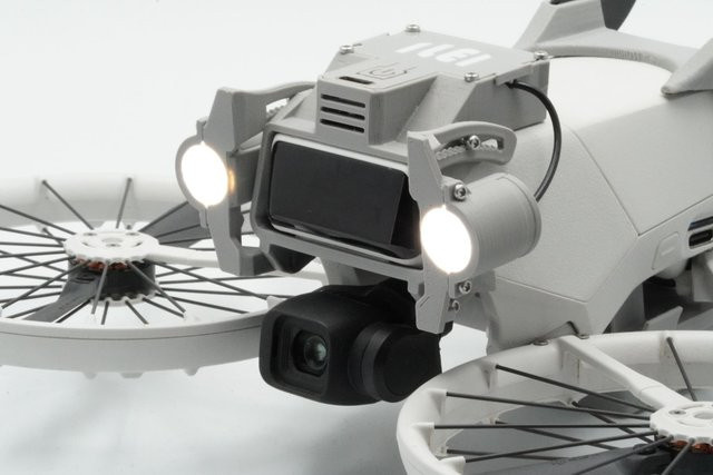 DJI Flip Nachtfluglicht-Zubehör mit 900LM Front- und Bodenbeleuchtung, verstellbarer Winkel und Modi Hoch, Niedrig sowie Stroboskop - Bild 1