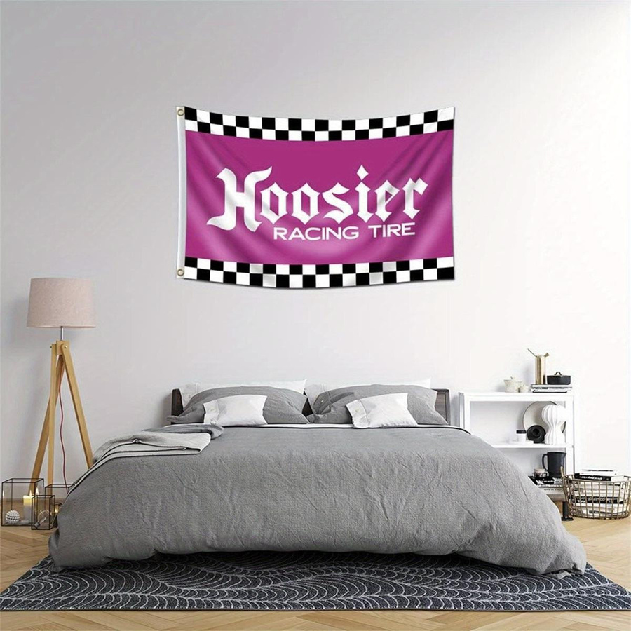 Hoosier Racing Tire Wandteppich von JMG Household Supplies in Rosa mit Karomuster, Retro Motorsport Wanddekoration, Breite: 40 cm, Höhe: 60 cm - Bild 2