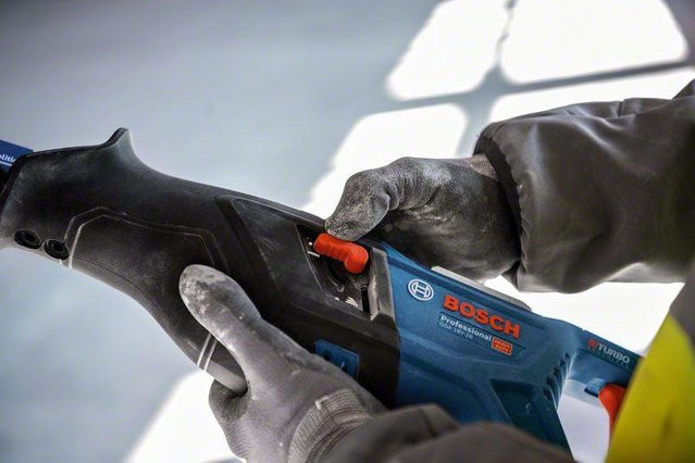 Bosch Professional Akku-Säbelsäge GSA 18V-28 Solo in Blau und Schwarz - Bild 1