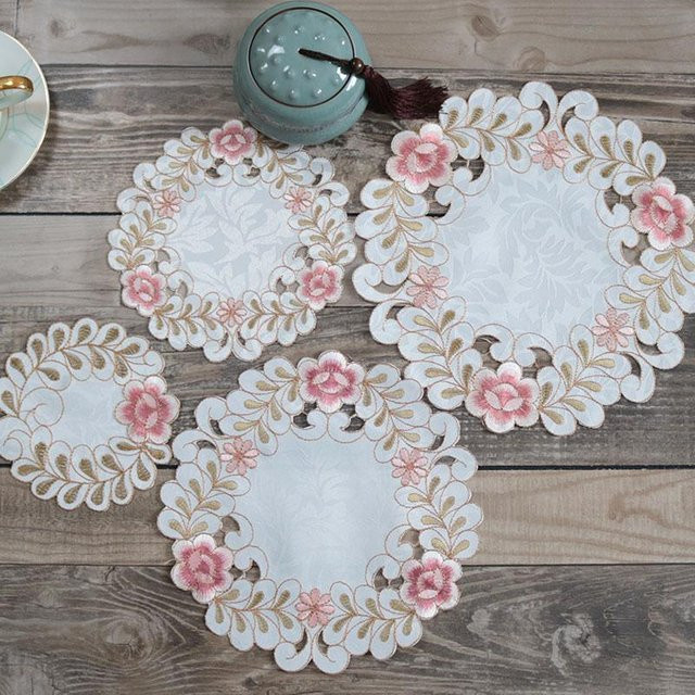 Yiran Furniture Tischset aus Baumwolle mit Blumenstickerei, rund, Grau, Durchmesser: 15 cm - Bild 1