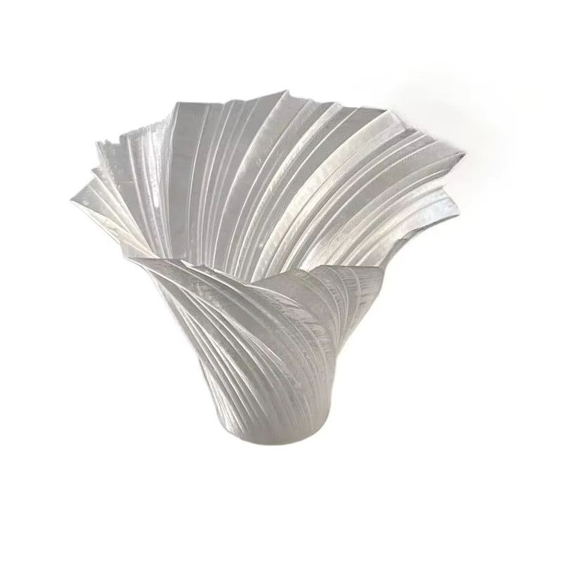 Dekorative Vase von oeny in Weiß, moderne abstrakte Kunstharz-Vase mit unregelmäßigem Design für Schnittblumen und Dekoration - Bild 3