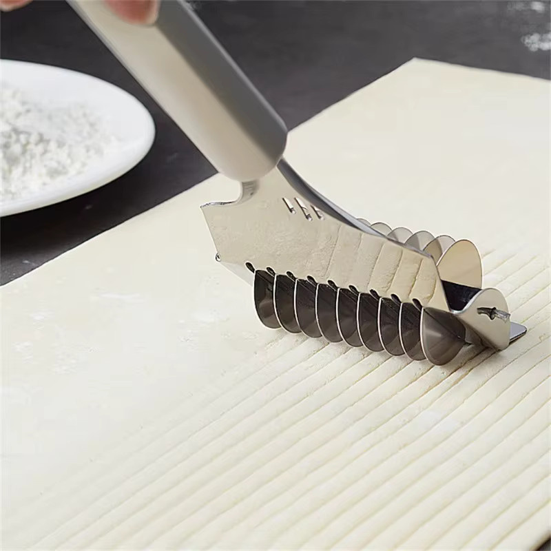 Manueller Nudel-Cutter aus Edelstahl in Silber für die Küche - Bild 3