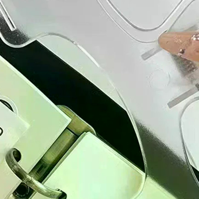 Transparente Buchklammern aus Kunststoff als praktische Seitenhalter und Memo-Clips für deinen Schreibtisch - Bild 1