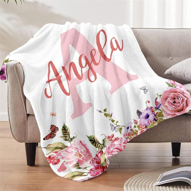 VIKAMA Personalisierte Babydecke für Neugeborene in Rosa mit Buchstabe A, Blumen und Schmetterlingen, maschinenwaschbar - Bild 1