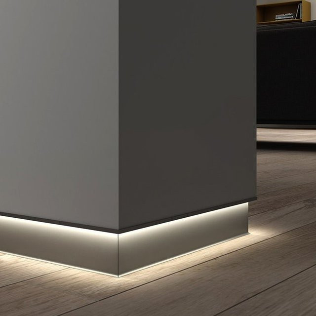 Khelse Aluminium Sockelleistenprofil für 5050-LED-Streifen mit milchig weißer Abdeckung in Silber und Weiß - Bild 1
