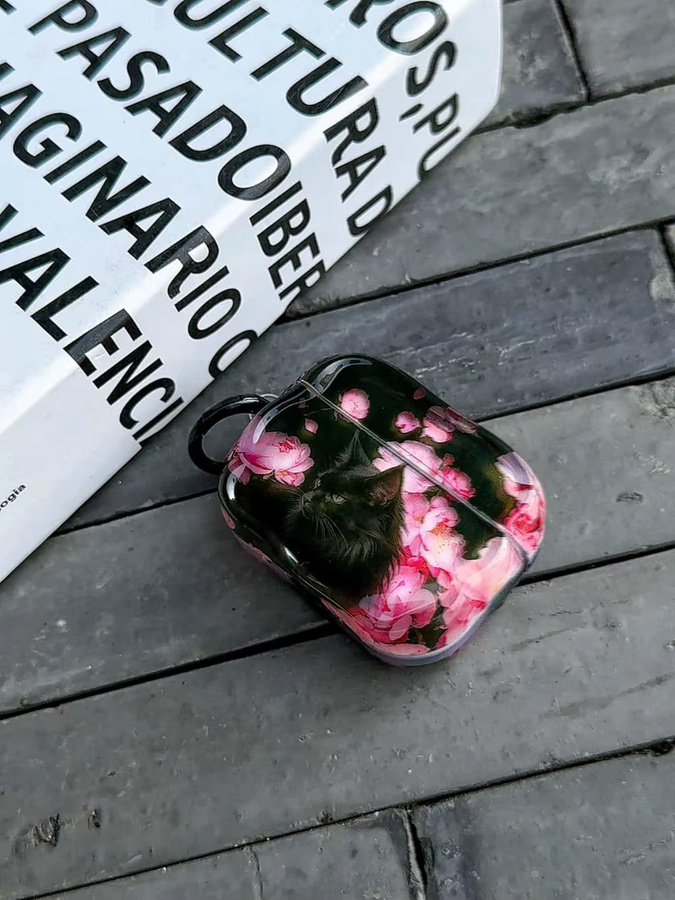 Spring Personality Kopfhörer-Schutzhülle für Apple AirPods 2 3 4 Pro Pro2 Pro3 mit schwarzer Maine Coon Katze und pinken Blumen in glänzender Oberfläche - Bild 3