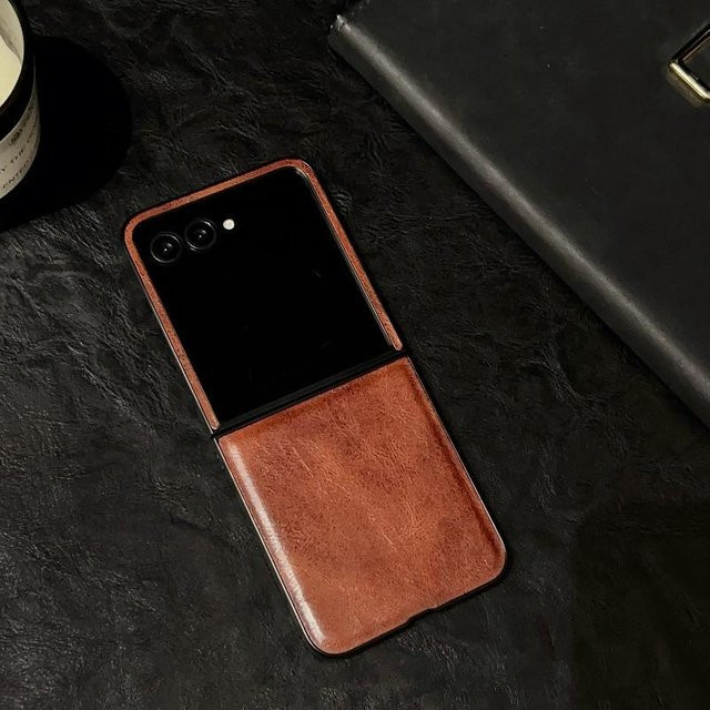 Retro Leder Handyhülle für Motorola Moto Razr 50 60 70 Ultra in Braun mit matter Hartschale - Bild 1