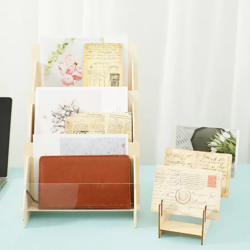 2er-Set Grußkarten-Display-Ständer aus Holz mit 3 Etagen und 12 Kartenfächern in Braun und Beige - Bild 1