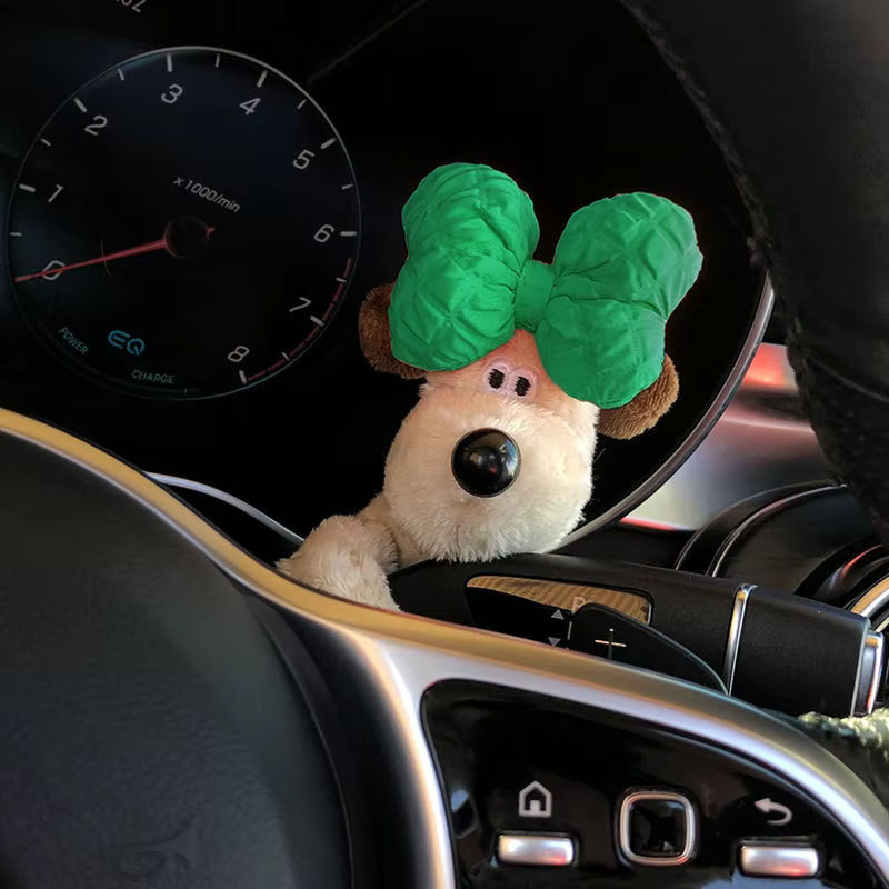 Plüsch Schwein als kreative Dekoration für das Auto oder den Schreibtisch, mehrfarbiges Kawaii Stofftier-Ornament - Bild 1