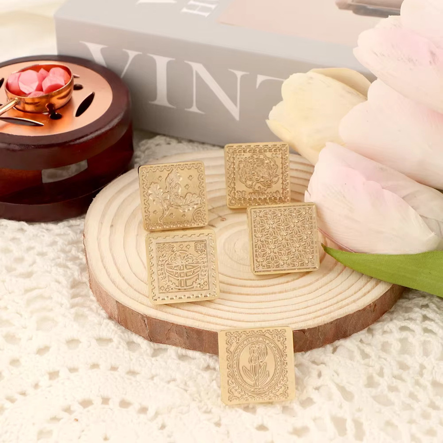 Quadratischer Wachsstempel mit abnehmbarem Messingkopf und Holzgriff für Blumen-Geschenkboxen und dekorative Einladungen - Bild 2