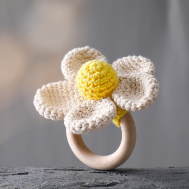 Binchi Outdoor Product Montessori Baby Beißring und Häkelrassel aus Holz in Blumenform, Mehrfarbig - Bild 1