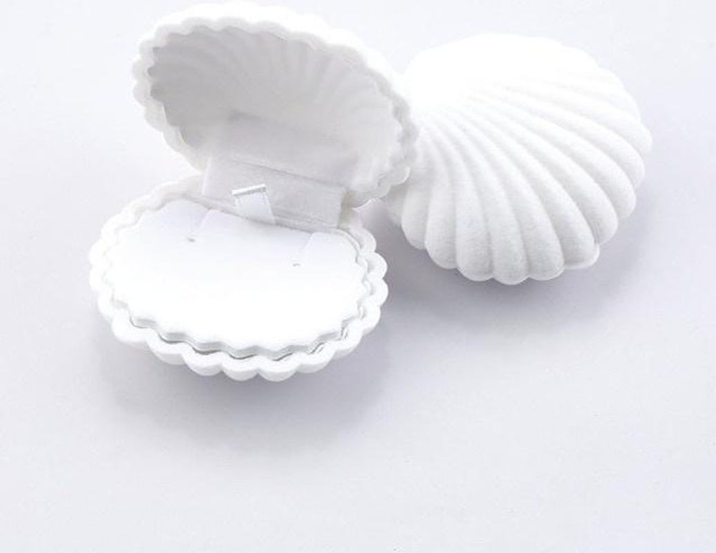Chenxiaogang Schmuckschatulle aus Samt in Muschelform für Ringe, Ohrringe, Halsketten und Armbänder in Weiß, Grau, Blau oder Rosa - Bild 1