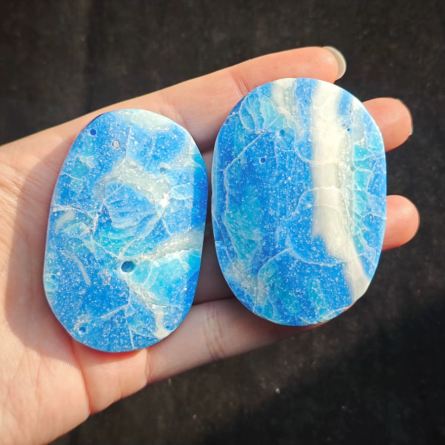 CrystalHola Dominikanischer Larimar-Palmenstein als Taschenstein in Blau und Weiß - Bild 2