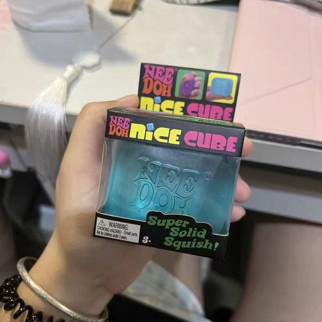 Schylling Nice Cube, Sensorischer Stressabbau-Würfel, Konzentrationsspielzeug - Bild 1