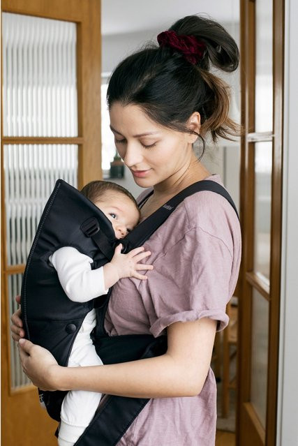 Babybjörn Babytrage Mini Buckle Carrier in Schwarz aus Polyester und Baumwolle - Bild 1