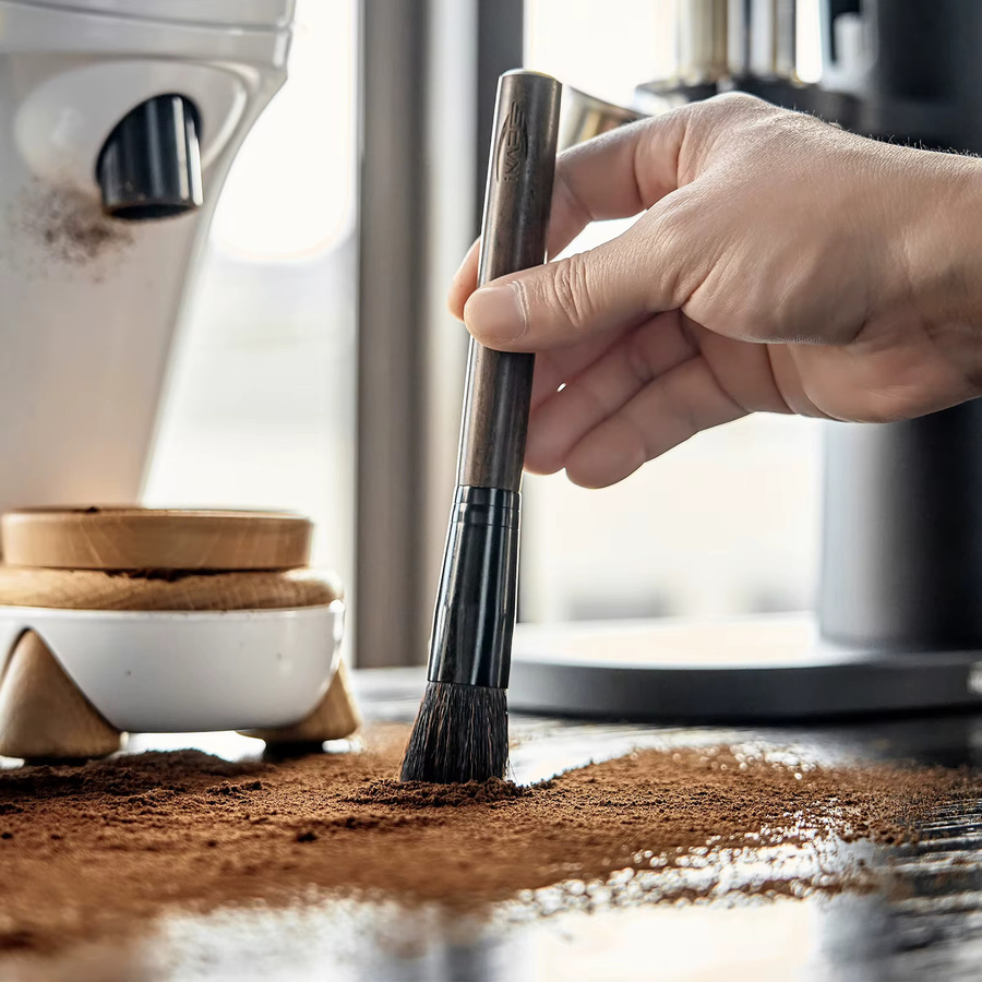 IKAPE Kaffeemühlen-Reinigungsbürste mit Holzgriff und natürlichen Borsten in Braun für Barista-Zubehör - Bild 3