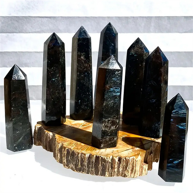 Polierter Arfvedsonit-Turmpunkt von CrystalHola in Blau als dekorativer Edelstein - Bild 1