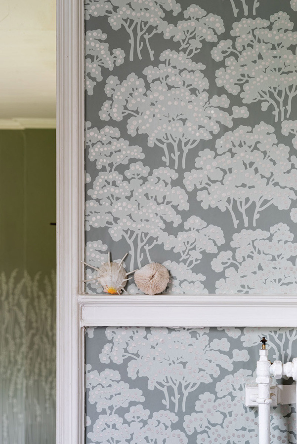 Farrow & Ball Tapete Hornbeam Pigeon mit floralem Botanik-Design in Silber, Grün und Grau - Bild 1