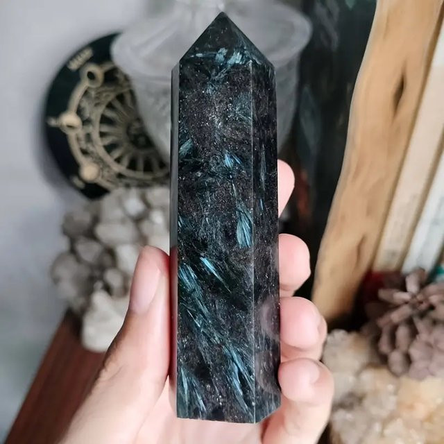 Sisterstone Arfvedsonit Quarz Kristall Turm in Schwarz als geometrische Dekoration und Heilstein - Bild 1