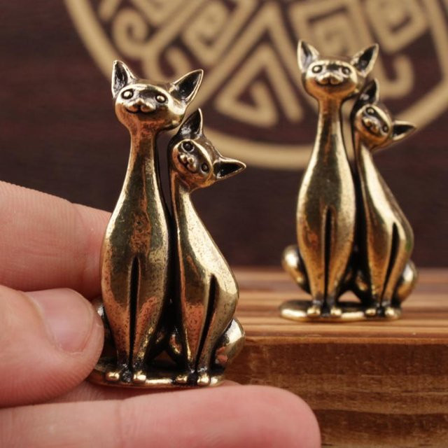 JETTING Katzen-Skulptur aus Messing in Gold, Doppel-Katzen-Ornament als Deko-Figur für Schreibtisch und Wohnzimmer - Bild 1
