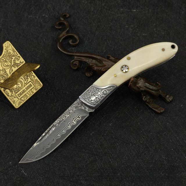Damaskus Klappmesser mit Rindknochen-Griff und geprägtem Stahlkopf für Outdoor und Camping - Bild 1