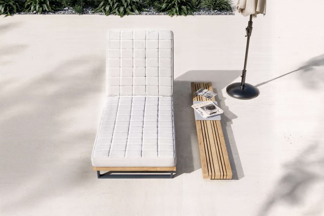OUTFLEXX Icon Set Gartenliege mit Beistelltisch, Hellgrau, Aluminium, Teak und Olefin, verstellbare Rückenlehne, B/T/H: 213 x 59 x 34 cm - Bild 1