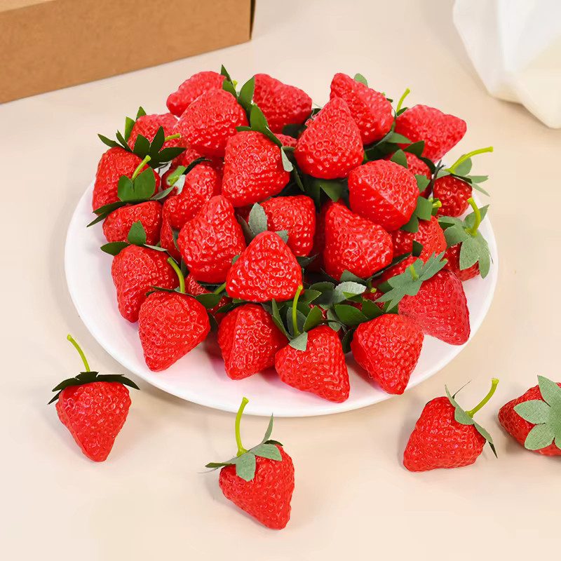 ZQNYCY Künstliche Erdbeeren in Rot aus Kunststoff für Tischdekoration und Fotografie-Requisiten - Bild 3