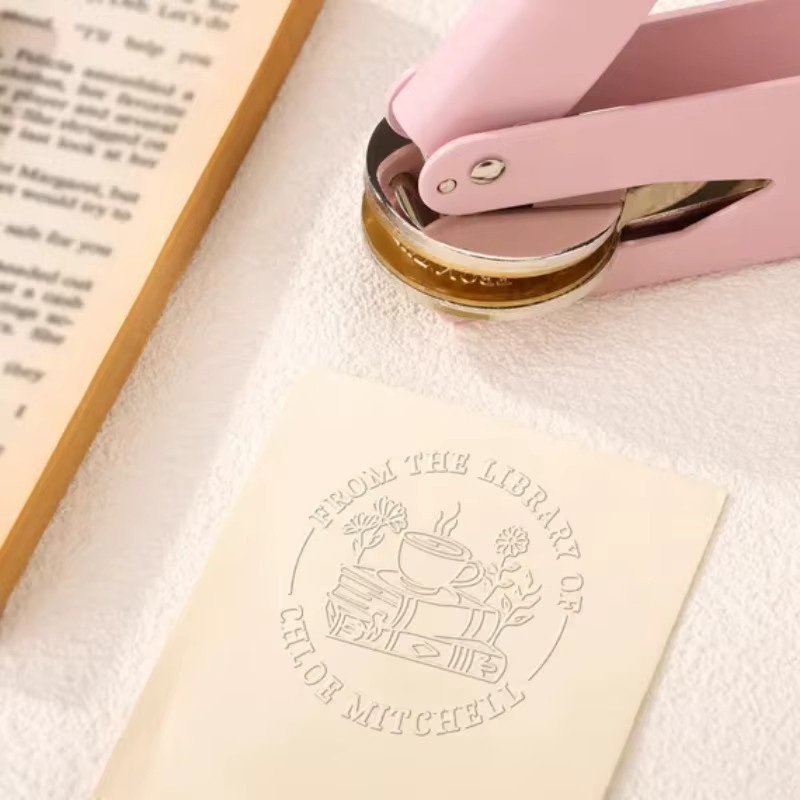 Personalisierter Buchpräger aus Metall in Gold mit individuellen Aufklebern für dein Logo-Design und DIY-Hochzeitsumschlag-Dekorationen - Bild 3