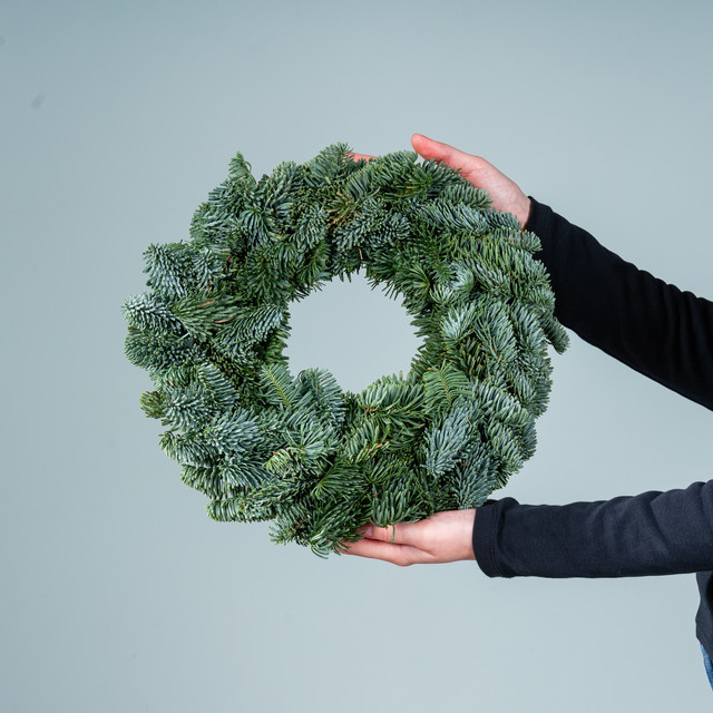 Nobiliskranz rund von Blume2000 in Grün für Advent und Weihnachten, Durchmesser: 30 cm - Bild 1