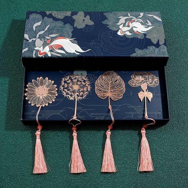 Handgefertigtes Lesezeichen im chinesischen Stil mit Lotusblume und Rose in Rosa aus Metall - Bild 1