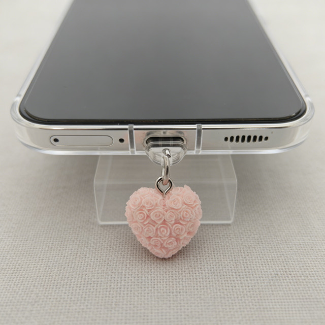 Rosa Herzförmiger Staubschutz für dein Handy als Deko-Charm für iPhone und USB-C - Bild 1