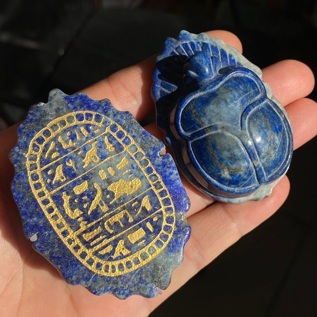 Einteiliger Skarabäus aus natürlichem blauen Lapislazuli-Edelstein als dekorative Kristall-Schnitzerei im altägyptischen Stil - Bild 1