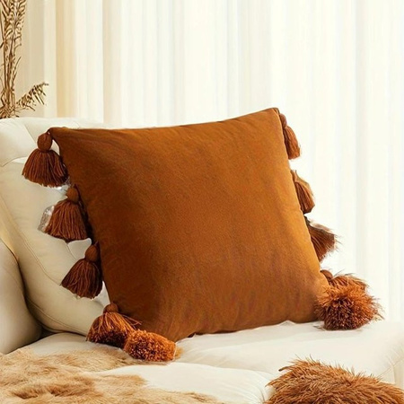 Dekorativer Kissenbezug im Boho-Stil von JMG Clothing aus weichem Samt mit handgemachten Quasten, Farbe Braun, B/T: 45 x 45 cm