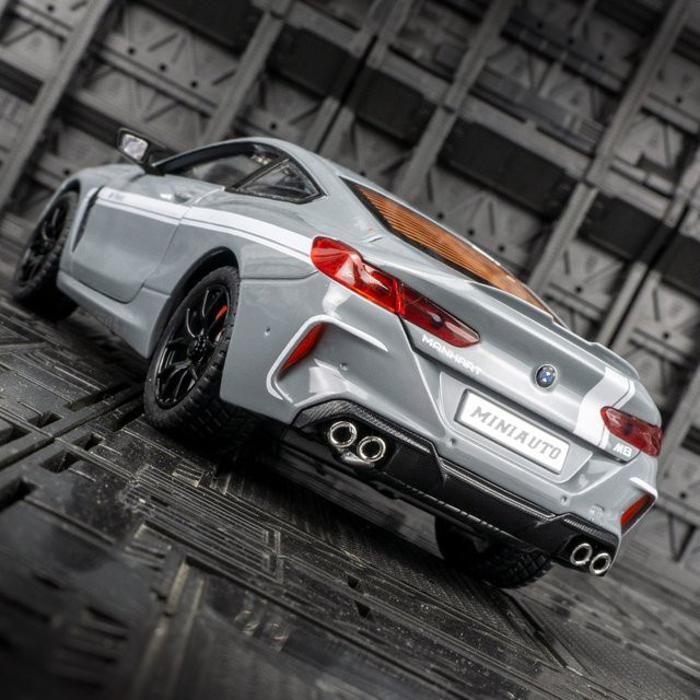 CCA BMW M8 Sportwagenmodell aus Metall im Maßstab 1:24, Grau - Bild 1