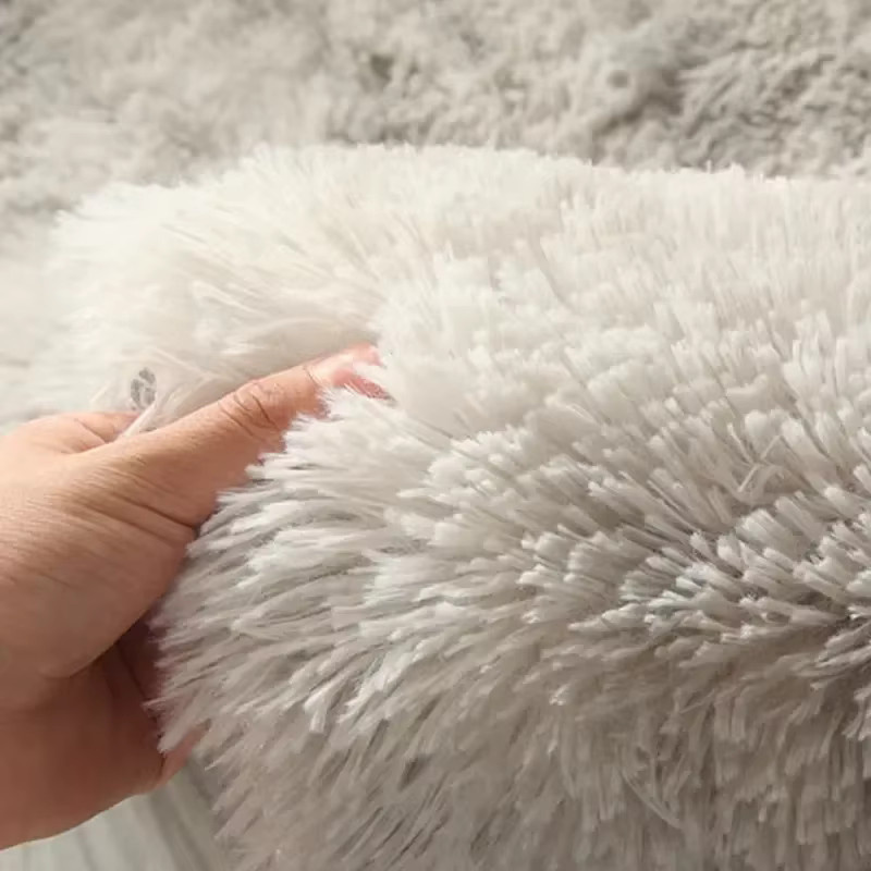 VIKAMA Teppich aus Seide und Wolle in Grau im skandinavischen Design für Wohnzimmer und Schlafzimmer - Bild 1