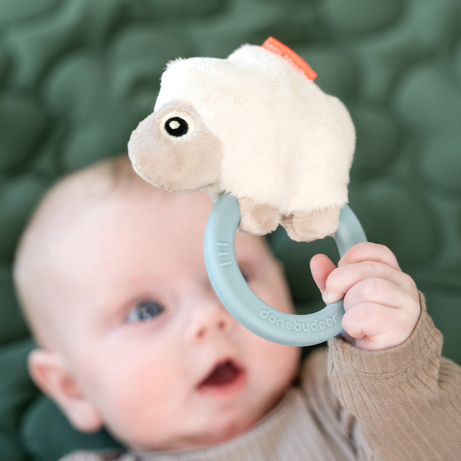 Done by Deer Rassel mit Beißring, Sheepy, blau, ab 0 Jahre - Bild 2