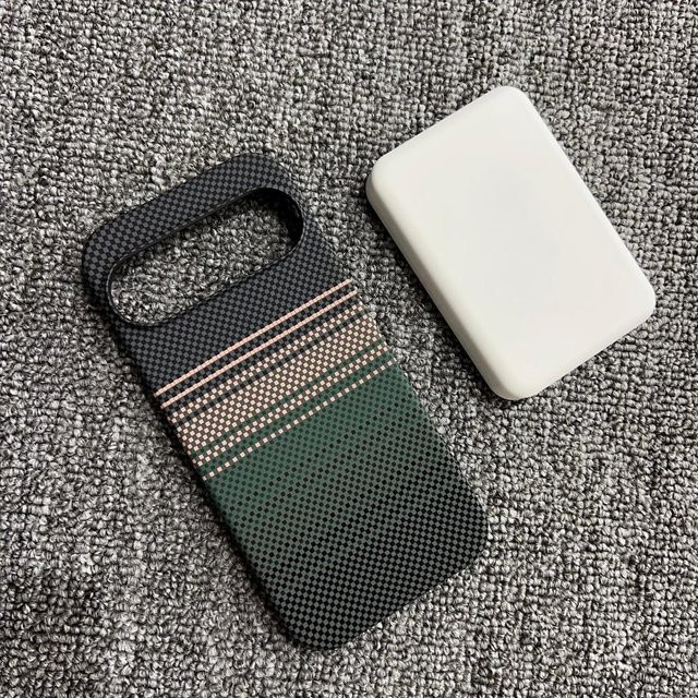 Mattierte MagSafe Handyhülle aus Kohlefaser Kevlar für Google Pixel 10, 9 Pro und 10 Pro XL in Schwarz/Mehrfarbig mit magnetischer kabelloser Ladeabdeckung - Bild 1