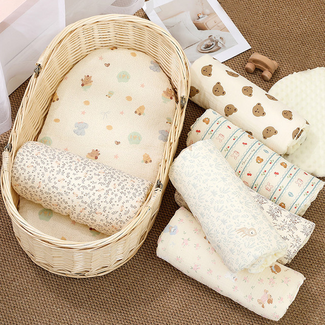 Baby-Wiegenmatte in Grün aus weichem und rutschfestem Bohnenvelours als Kinderwagen-Zubehör und Autoliegeauflage - Bild 1