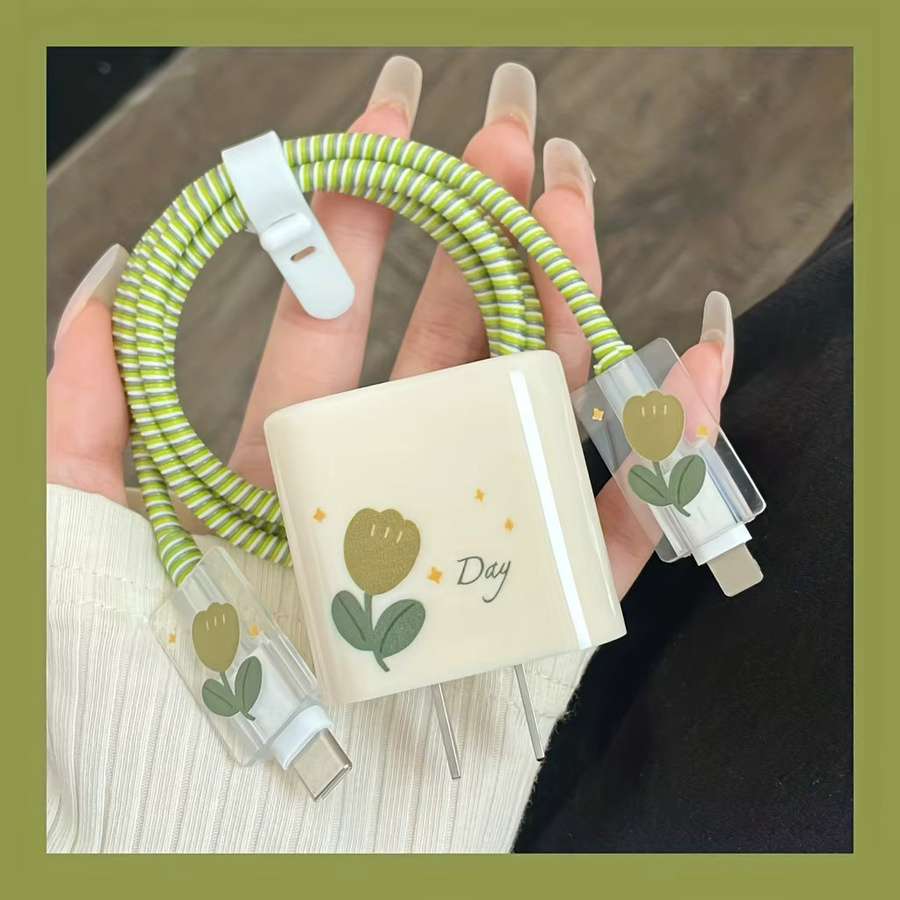 USB-Kabelschutz mit grünem Blumenmuster als Spiralwickler für iPhone Ladegeräte 18W und 20W - Bild 1