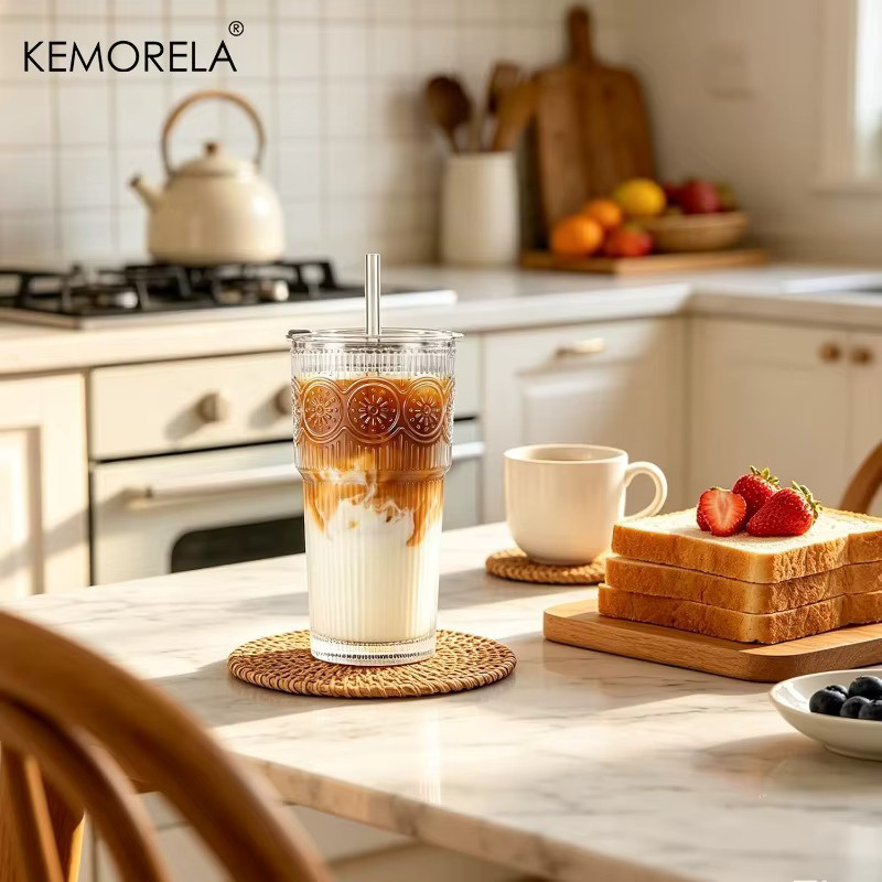 KEMORELA Glas-Kaffeetassen mit Deckel und Strohhalm, geripptes und florales Design, transparent, 590 ml - Bild 3