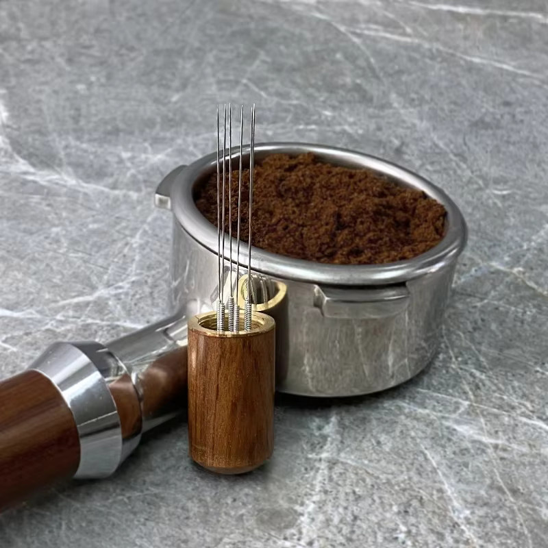 ALIKISSCAFE Kaffee Distributor WDT Werkzeug mit Nadeln und Tamper Leveler aus Holz in Braun für Espresso Zubehör 51mm 54mm 58mm - Bild 3