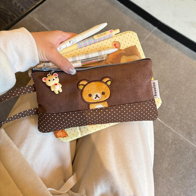 Buuuloo Rilakkuma Federmäppchen mit Stickerei und großem Fassungsvermögen im Kawaii-Design für Teenager und Mädchen - Bild 1