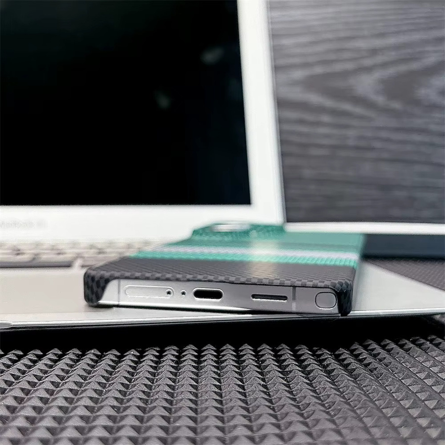 Ultradünne Samsung Handyhülle mit Kevlar-Muster und MagSafe Kompatibilität in Braun für S26 Ultra, S25, S24, S23 und S23 FE Plus - Bild 4