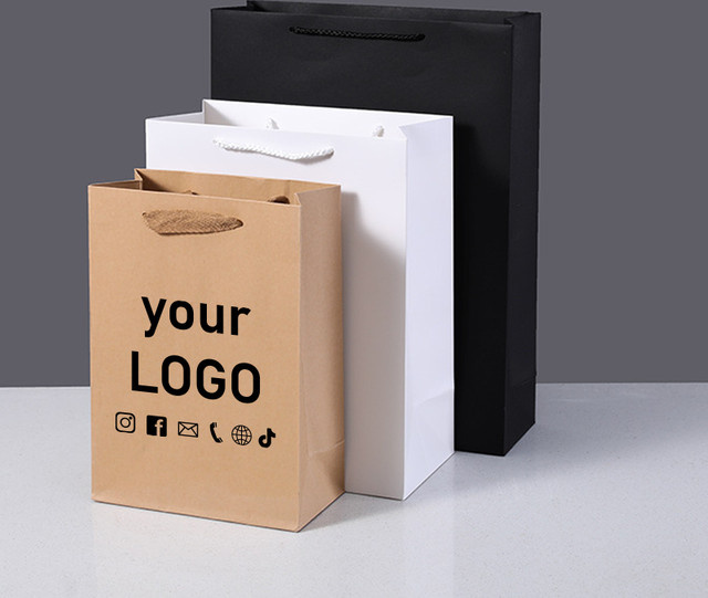 10 Stück personalisierte Kraftpapiertüten in Schwarz für Bekleidungsgeschäfte mit Logo-Druck - Bild 1