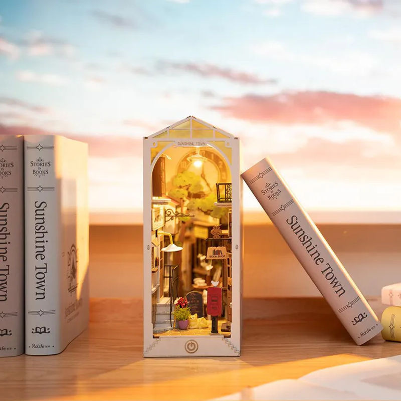 ROBOTIME Rolife Sunshine Town Bücherregal Deko-Set TGB02 aus Holz und Glas in Mehrfarbig - Bild 10