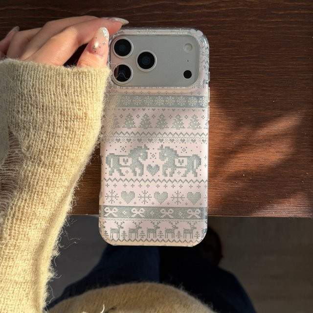 Stoßfeste Handyhülle mit rosa Strickmuster, Pferd und Schneeflocken für iPhone 17, 16, 15 und 14 Pro Max - Bild 1
