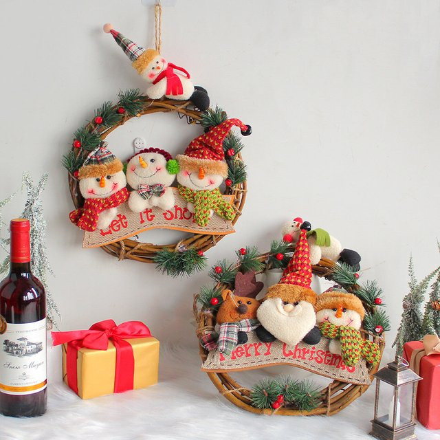 Bunter Weihnachtskranz mit Schneemann, Weihnachtsmann und Plüschfiguren sowie Preiselbeeren, Kiefernzweigen und Let It Snow Schild - Bild 1