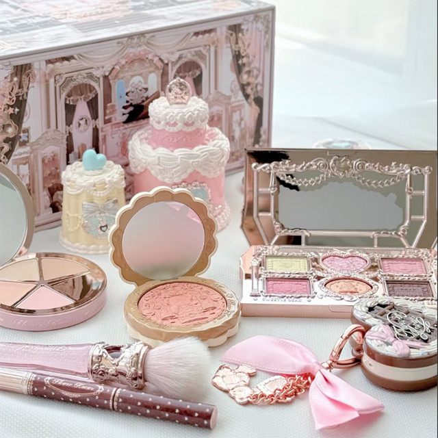 Flower Knows Sweetie Bear Make-up-Set, Fixierpuder, Concealer, Rouge, Lippenstift - Bild 1