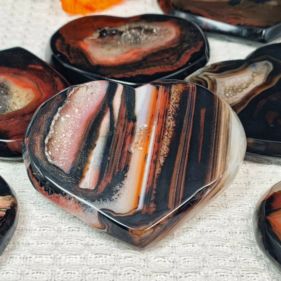 CrystalHola Spitzen-Achat-Geode in Herzform, rot und schwarz, als Dekoration und Zubehör für DIY-Schmuckherstellung - Bild 3